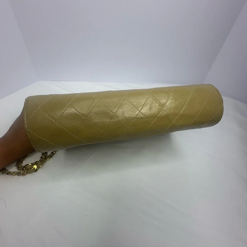 Chanel Tan Quilted Shoulder Bag with Gold Chain - Picture 4 of 9